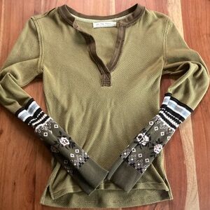 Free people thermal top with fun cute sleeves,
Lightly worn